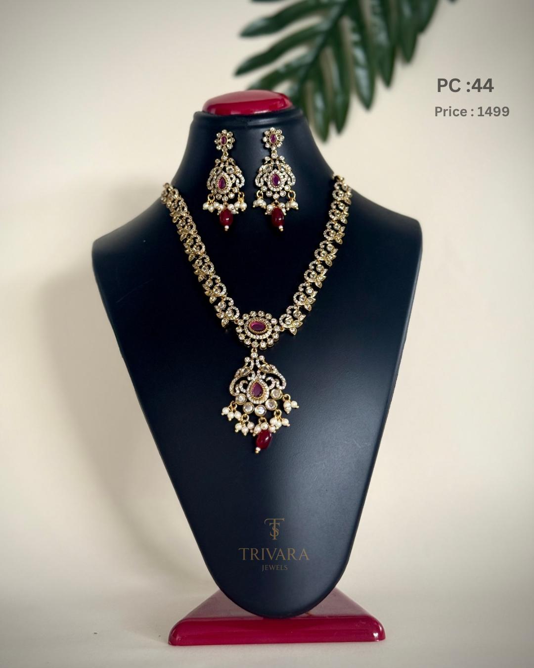 Kanmani noir necklace