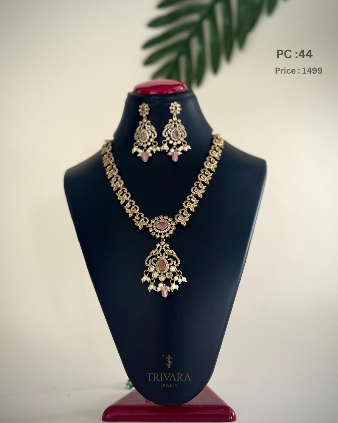 Kanmani noir necklace